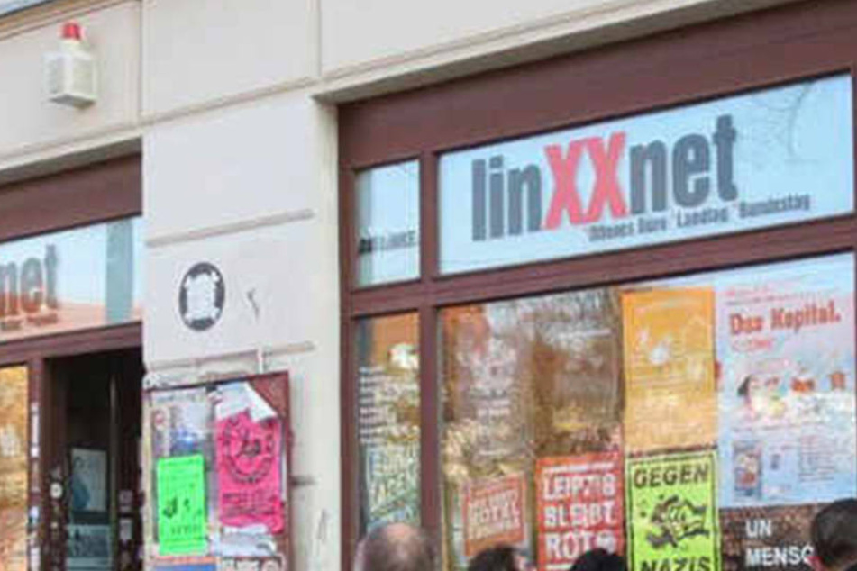 Am Dienstag durchsuchten Polizisten das ehemalige linXXnet in der Bornaischen Straße.
