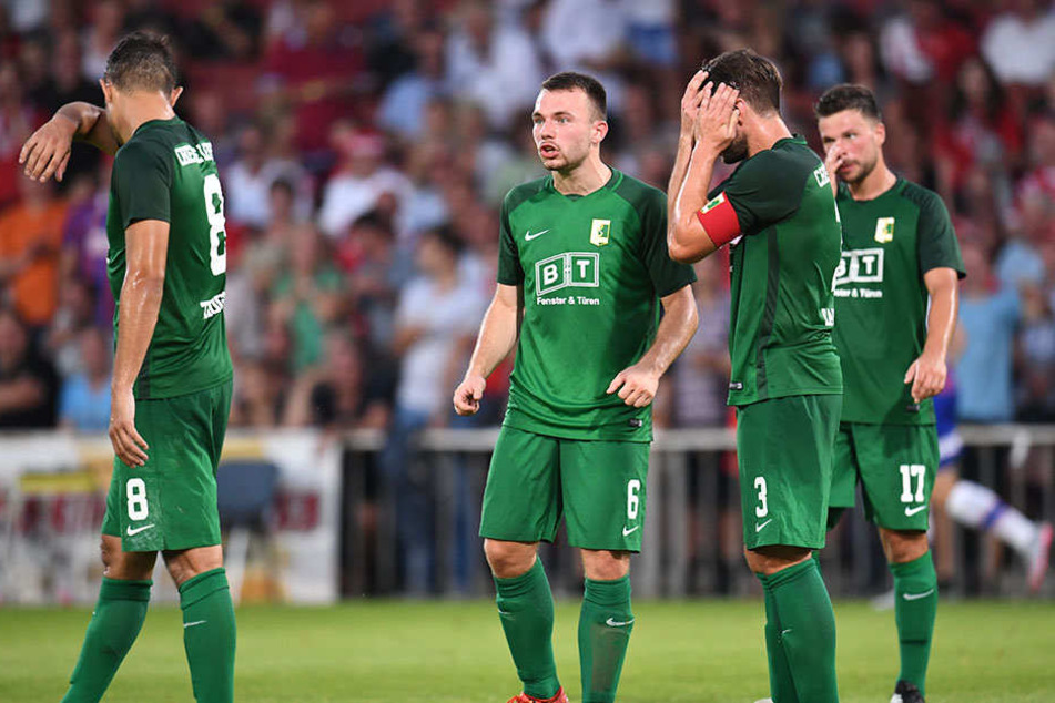 Bedröppelt schauten sich die BSG-Spieler in Cottbus an. Der Aufsteiger war beim 0:5 chancenlos.