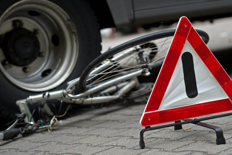 Ein Lkw hat einen Radfahrer tödlich erfasst. (Symbolbild)