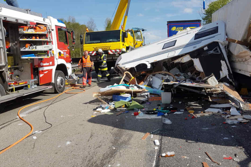 Der völlig zerstörte Wohnwagen an der Unglücksstelle.