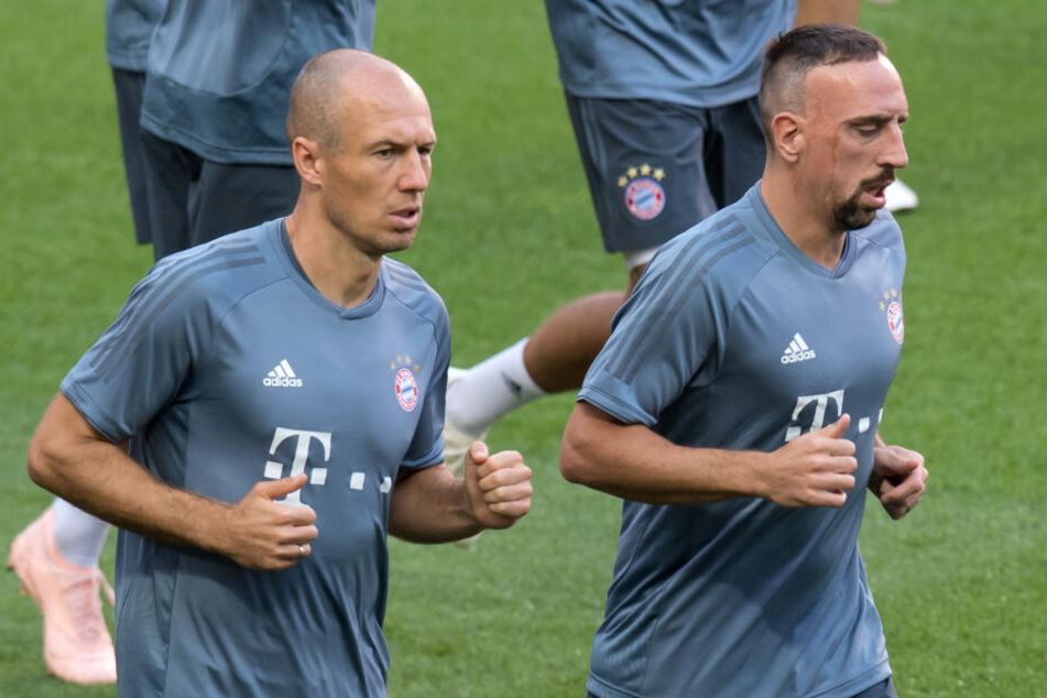 Arjen Robben (l) und Franck Ribery beim Training: Beide werden den FC Bayern verlassen. (Archivbild)