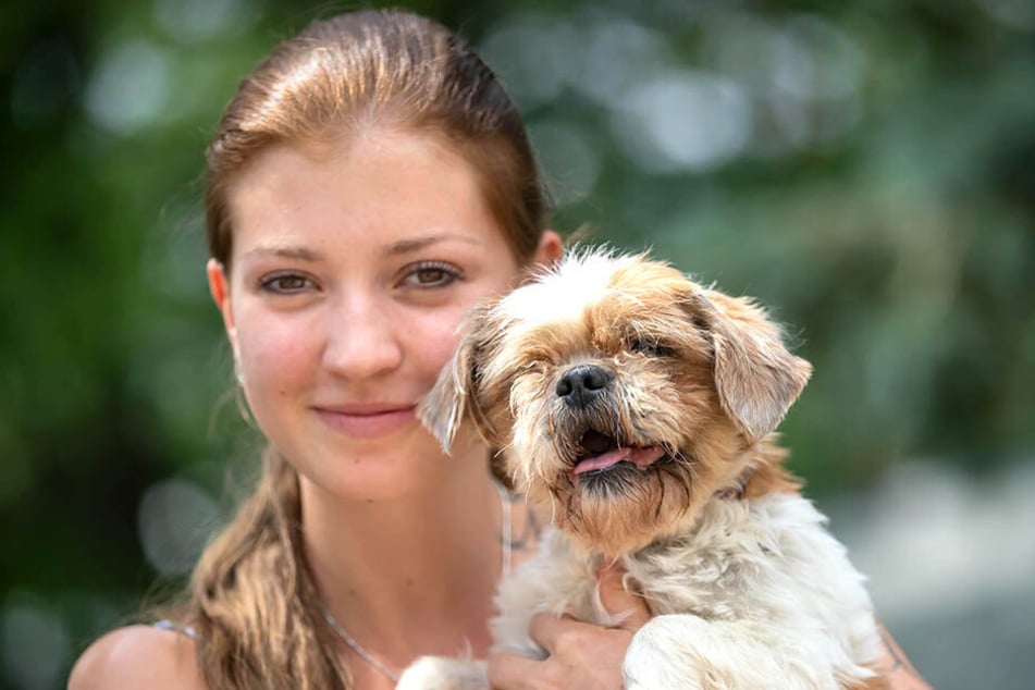 Tierpflegerin Sarah Heinrich (22) mit Sissy (9). Die Shih-Tzu-Hündin genießt die Nähe von Menschen.