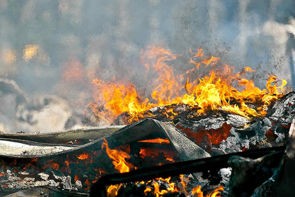 Das Feuer schlug schnell um sich. (Symbolbild)