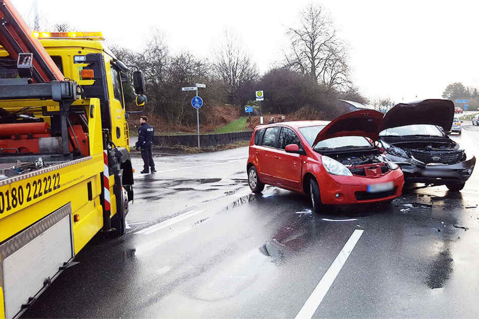 Die Frau (48) wollte mit ihrem roten Nissan abbiegen. Bei dem Aufprall entstand bei beiden Autos Totalschaden.