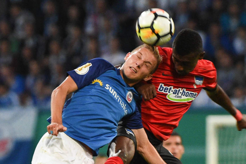 Rostocks Stefan Wannenwetsch (links) und Berlins Salomon Kalou springen zum Kopfball.