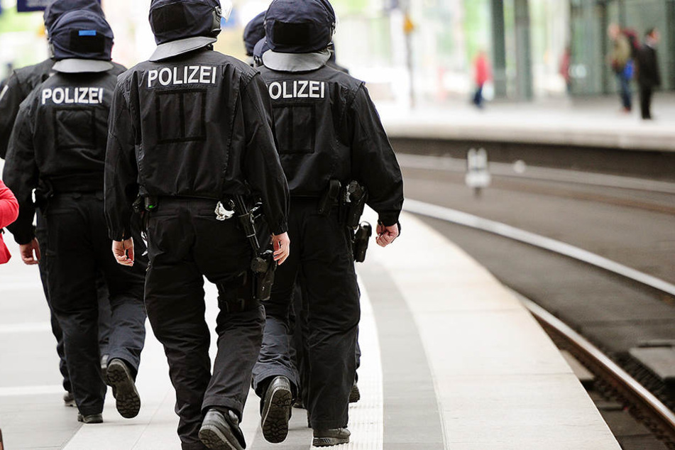 Polizisten am Bahngleis. (Symbolbild)