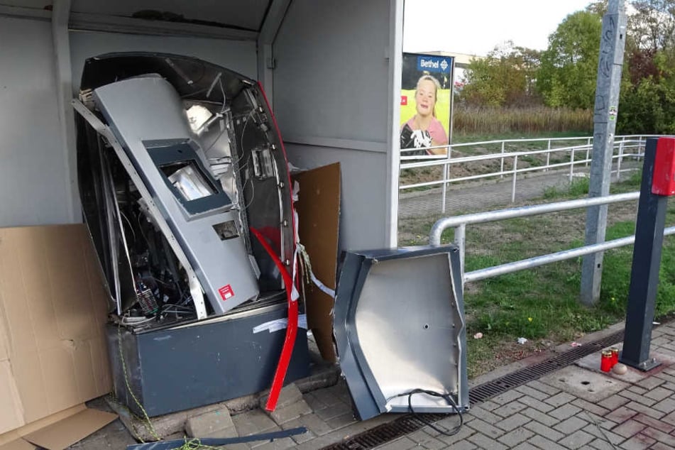 Ein explodierter Fahrkartenautomat am S-Bahnhaltepunkt "Südstadt" in Halle (Saale). Bei der Explosion des Fahrkartenautomaten ist ein Mann ums Leben gekommen. Doch die Serie der Sprengungen reißt nicht ab.