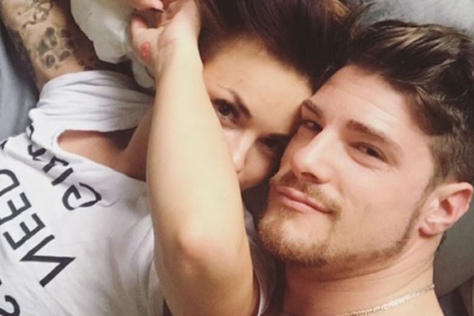 Während Denisé Kappés (27) öffentlich um ihre Ehe kämpft, schweigt Pascal (28).