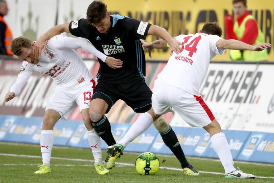 Es ist ein Kampf auf Biegen und Brechen - sportlich wie finanziell. Ob es das Derby in der 3. Liga zwischen Zwickau (hier mit Mike Könnecke/l. und Toni Wachsmuth) und Chemnitz (mit Miroslav Slavov/M.) in der kommenden Saison noch gibt, steht in den Sterne