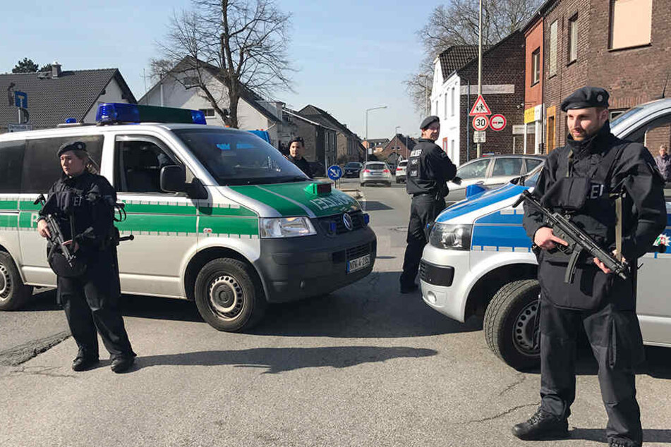 Die Polizei ist vor Ort, sichert die Sparkasse ab.