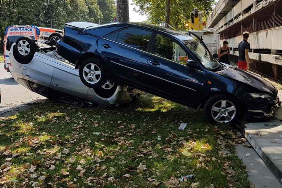 Die zwei Autos krachten nacheinander auf die Rasenfläche.