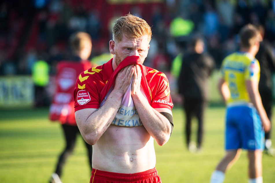 Fassungslos: Eagles-Torschütze Richard van der Venne konnte nicht glauben, dass Deventer sich den Aufstieg in der Nachspielzeit noch aus der Hand nehmen ließ.