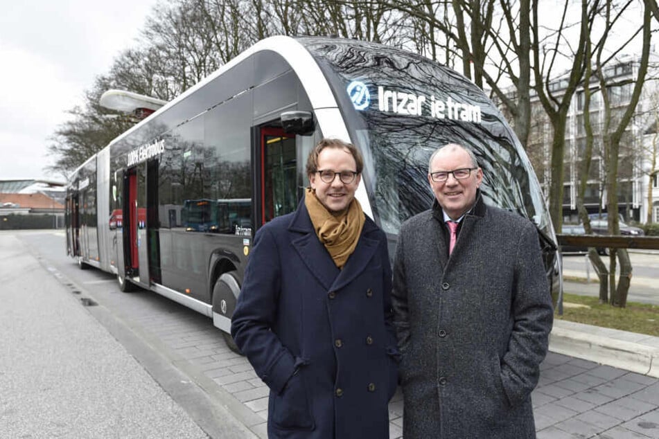 Henrik Falk (links), Vorstandsvorsitzenbder der Hochbahn und Klaus Kubica, Head of Transportation Ferrostahl Equipment Solutions GmbH.