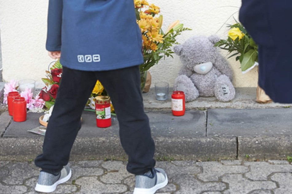 Zahlreiche Trauerbekundungen sammeln sich bereits vor dem Kindergarten in Bad Breisig.