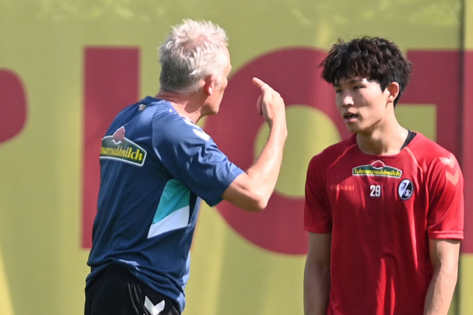 Christian Streich (l.) spricht mit Wooyeong Jeong kurz nach seiner Verpflichtung.