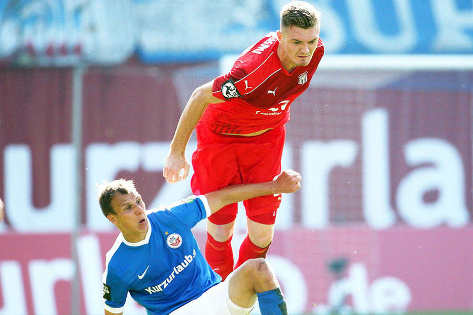 Alexander Sorge, hier im Duell mit Tobias
Jänicke (l.), bestritt vor einem Jahr beim
0:5 in Rostock sein letztes Drittligaspiel.