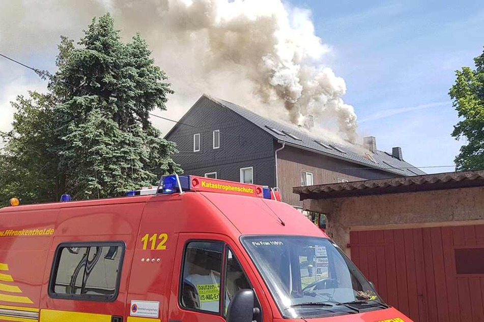 Wie lange die Einsatzkräfte noch gegen den Brand ankämpfen werden, ist unklar.
