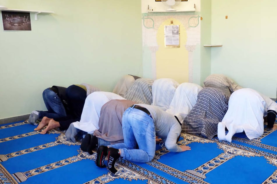 Muslime beim Gebet. Während des Anschlags hat sich nur der Imam in der Moschee befunden. (Symbolbild)