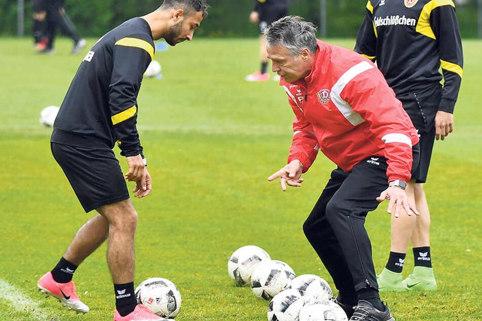 Dynamo-Coach
Uwe Neuhaus
(M.)
griff in dieser
Woche
im Training
aktiv ein,
erklärt hier
Akaki Gogia
die Torabschlussübung.