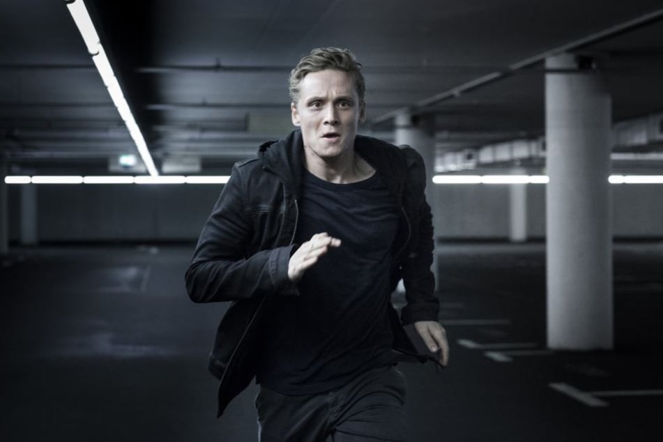 Imagewechsel: In „You are Wanted“, seiner Thriller-Serie für Amazon, spielte
Schweighöfer einen von
Cyber-Gangstern gejagten Familienvater.