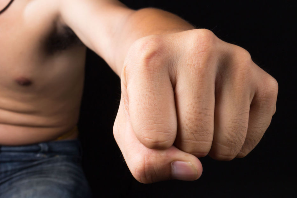 Selbst bei der Festnahme konnte der 37-Jährige nicht an sich halten und schlug weiter auf die Beamten ein. (Symbolbild)