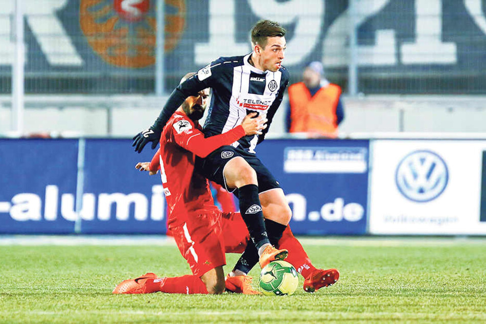 FSV-Verteidiger Nico Antonitsch (l.) kann Aalens Luca Schnellbacher kaum halten.