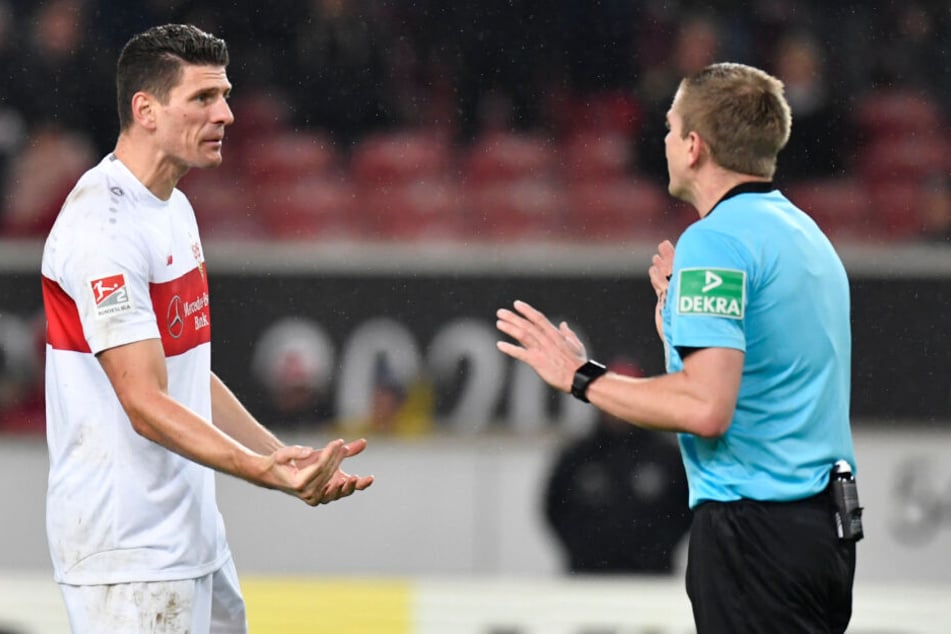 Stuttgarts Mario Gomez (l) spricht mit Schiedsrichter Robert Schröder, als dieser seinen Treffer nicht anerkennt.