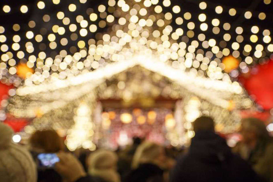 Am Rande des Bitburger Weihnachtsmarkt starb ein kleines Kind an einer verschluckten Bratwurst. (Symbolbild).