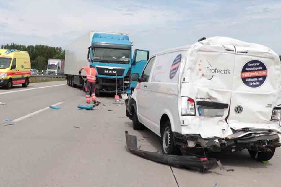 Der Fahrer des VWs und des Sprinters wurden durch die Wucht des Aufpralls schwer verletzt.