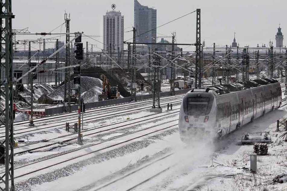 Am Leipziger Hauptbahnhof kam es wegen des plötzlichen Wintereinbruchs zu schweren Störungen im Zugverkehr.
