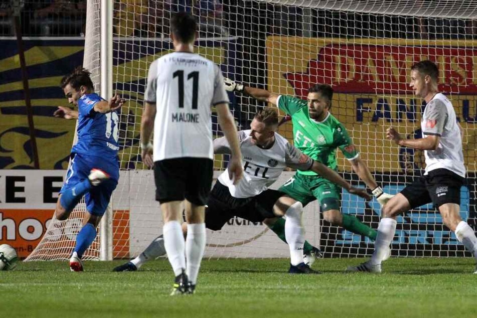 Die Entscheidung nach 70 Minuten: Nils Pichinot (l.) trifft zum 1:0 für Wacker Nordhausen.