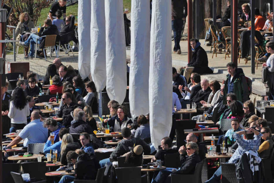 Die Gastronomen in Gießen müssen für ihre Außenbereiche künftig noch tiefer in die Tasche greifen. (Symbolbild)