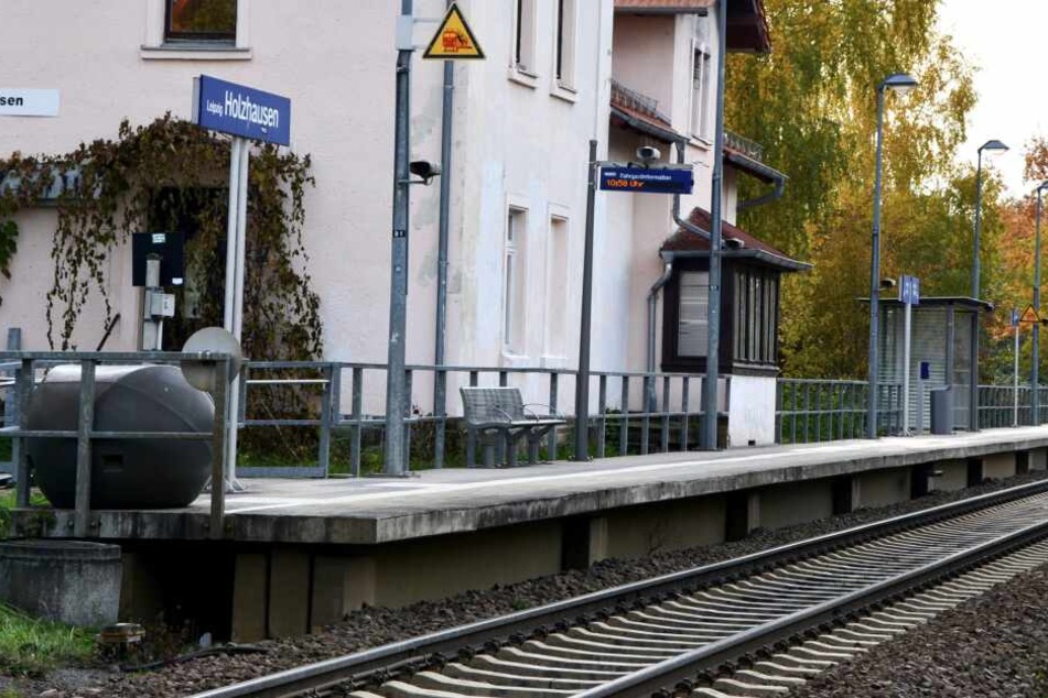 In Leipzig-Holzhausen braust der RE 6 auf dem Weg nach Chemnitz und zurück weiterhin durch.