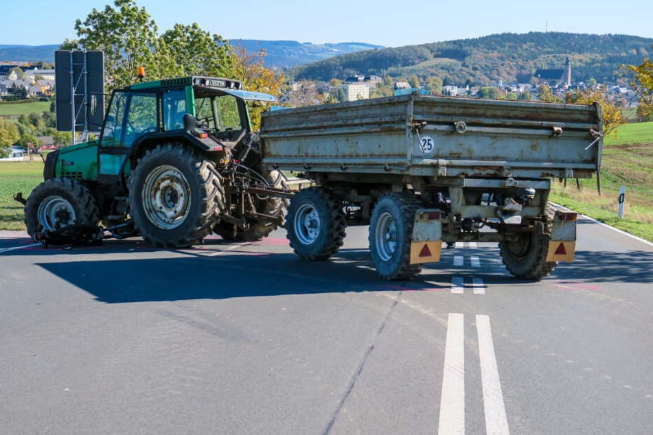Das Motorrad war mit einem Traktor kollidiert.