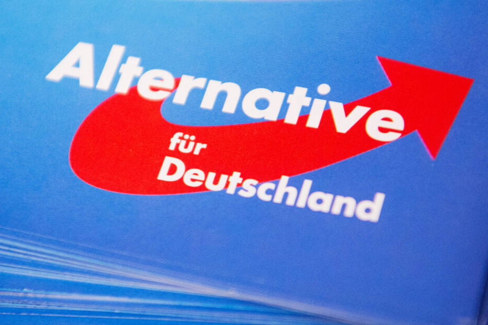 Roter Pfeil nach rechts auf blauem Grund: Das Logo der AfD.