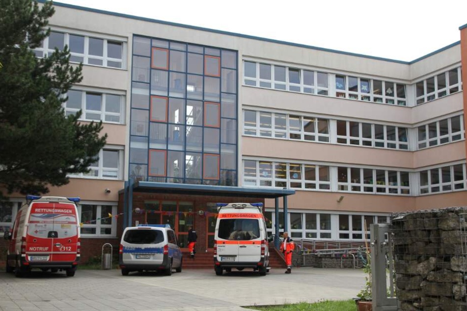 Rettungskräfte betreten die Grundschule am Mühlenteich in Evershagen.