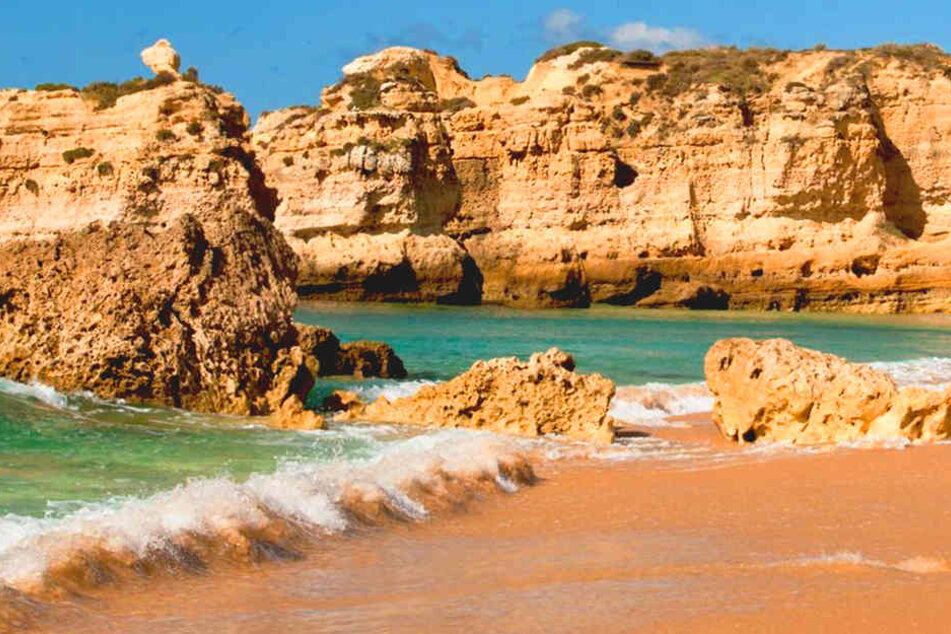 Träumt Ihr auch schon von Stränden wie diesen? Von Dresden geht es ab sofort zweimal wöchentlich in die Algarve nach Faro.