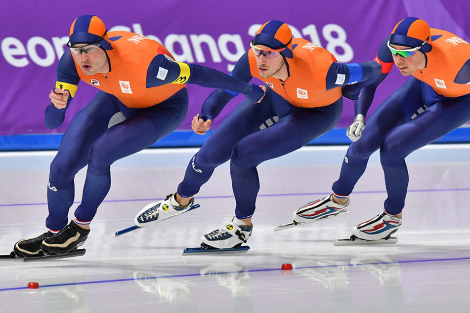 Sven Kramer (l-r), Jan Blokhuijsen und Patrick Roest sowie ihr Team-Kollege Koen Verweij (nicht im Bild) holten die Bronze-Medaille für die Niederlande.