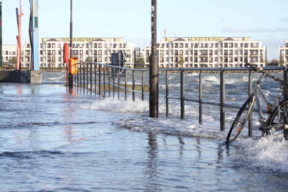 In Rostock erreichte das Hochwasser Rekordwerte und überschwemmte mehrere Straßen.