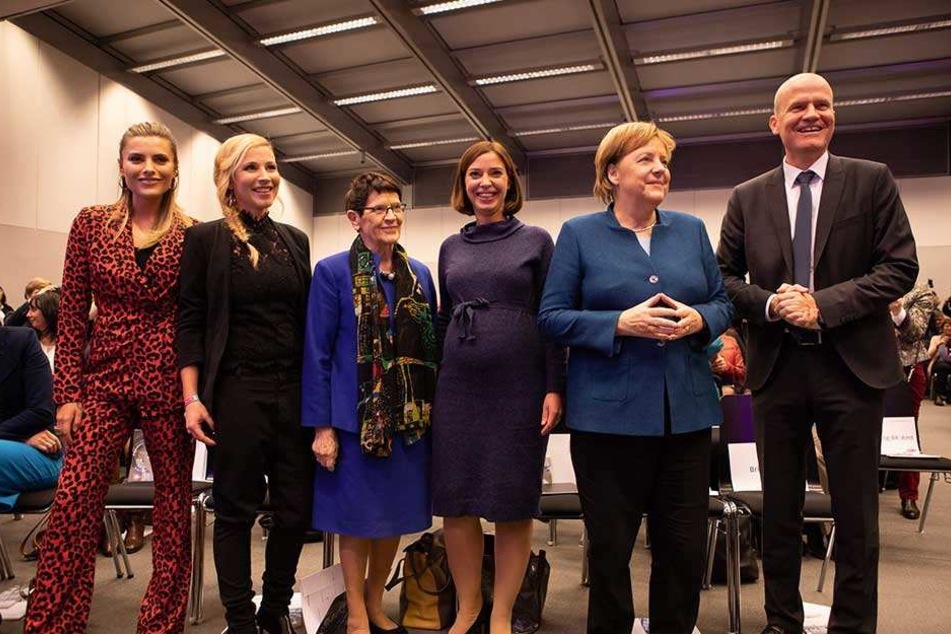Bei Yvonne Magmas (3.v.r.) ist deutlich das Babybäuchlein zu sehen.