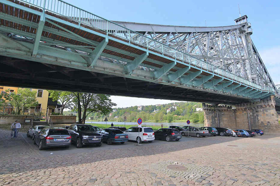 Das Parken direkt unterhalb des Blauen Wunder soll künftig verboten werden.