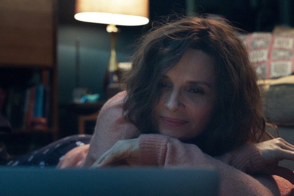 Literaturdozentin Claire Millaud (Juliette Binoche) verliebt sich im Internet in einen deutlich jüngeren Mann.