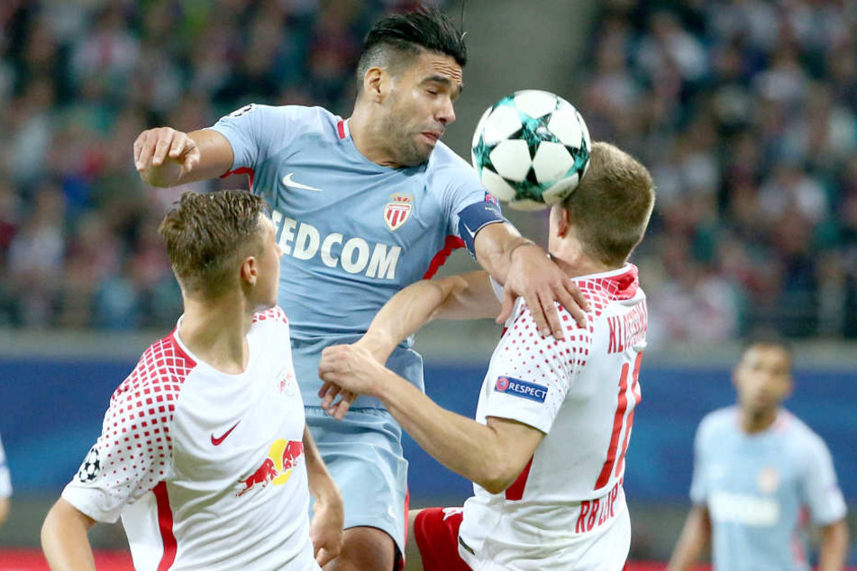 Monacos Superstar Radamel Falcao (M.) konnte die Abwehr (hier Orban und Klostermann) komplett aus dem Spiel nehmen.