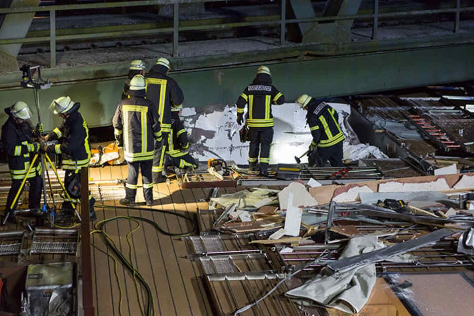 Rettungskräfte am der komplett zerstörten Führerhaus des Schiffes. In den Trümmern starben zwei Crew-Mitglieder.