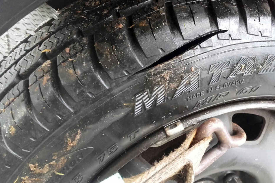 An 15 Fahrzeugen wurden die Reifen zerstochen.