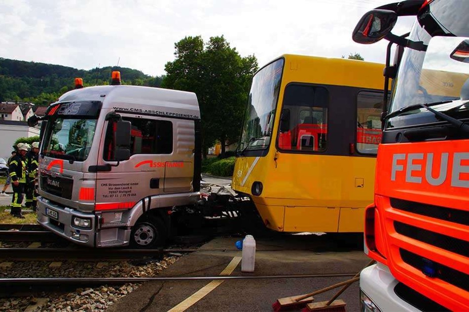 Schwerer Zusammenstoß zwischen Straßenbahn und Abschleppwagen in Stuttgart-Wangen.