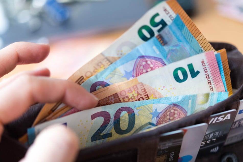 Ein Bußgeld für unerlaubtes Grillen beginnt bei 20 Euro, kann aber auch deutlich teurer ausfallen.
