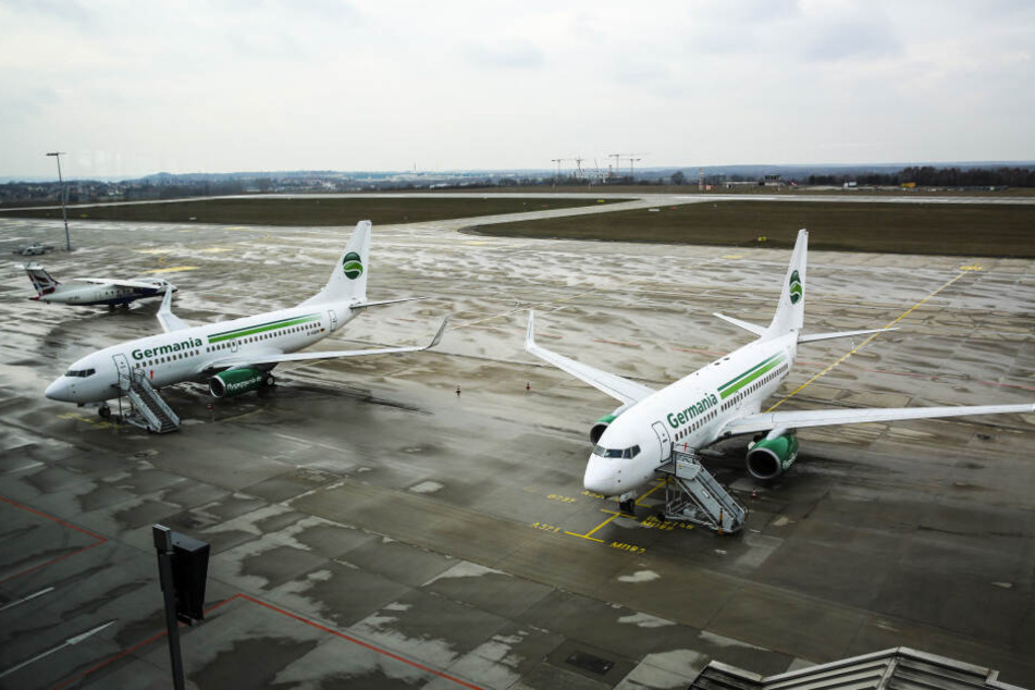 Abgestellt, aber betriebsbereit: Zwei der drei gestrandeten Germania-Flugzeuge am Flughafen Dresden.