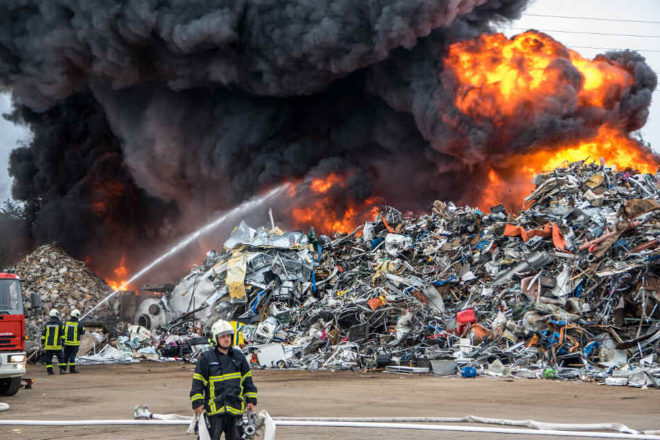 Die Feuerwehr kämpft gegen die Flammen auf dem Recyclinghof.