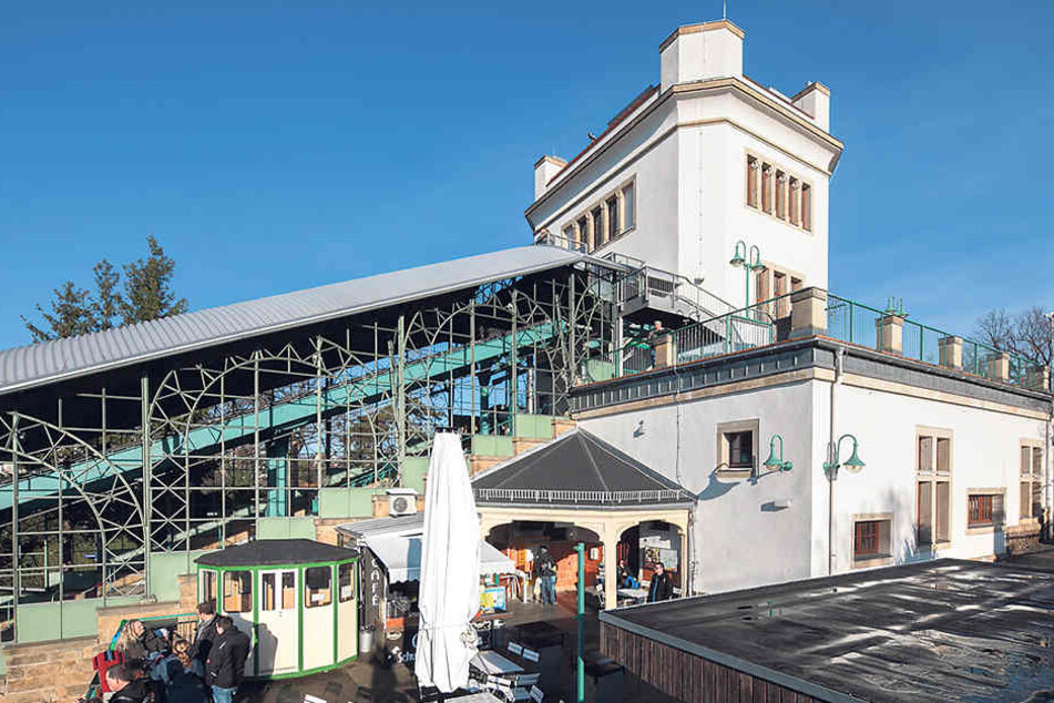Die Bergstation der Schwebebahn
ist am Silvesterabend in Betrieb, das Café ebenfalls.